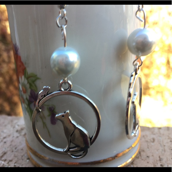 White Glass Pearl Cat and Mouse Dangle Earrings - Picture 4 of 6